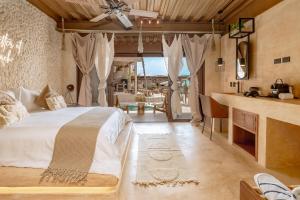 Postel nebo postele na pokoji v ubytování AWA Holbox Hotel Boutique - Beach Front