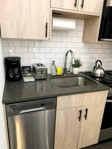 Kuchyň nebo kuchyňský kout v ubytování Sleek Modern & Fully Furnished Uptown Studio - Wilson 402