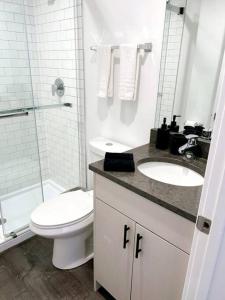 Ванная комната в Sleek Modern & Fully Furnished Uptown Studio - Wilson 402