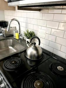 Una cocina o cocineta en Sleek Modern & Fully Furnished Uptown Studio - Wilson 402