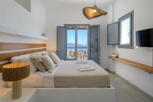 Postel nebo postele na pokoji v ubytování Oneiro Luxury Suites-Adults Only + 37 fotografií