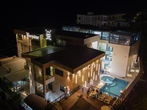 Bazén v ubytování Barjaktar - Luxury Suites & SPA nebo v jeho okolí