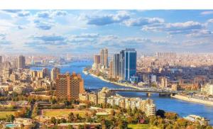 uma vista para uma cidade com um rio e edifícios em Mina Alsalam Hotel فندق ميناء السلام no Cairo