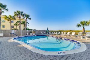 Πισίνα στο ή κοντά στο Waterfront Condo with Patio and Pool on Madeira Beach!