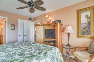 Ένα ή περισσότερα κρεβάτια σε δωμάτιο στο Waterfront Condo with Patio and Pool on Madeira Beach! +17 φωτογραφίες