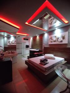 Schlafzimmer mit einem Bett mit roter Beleuchtung in der Unterkunft Segredos in Araras