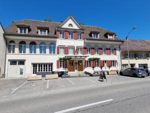 un edificio con un coche aparcado delante de él en Gasthof Bären en Schinznach Dorf