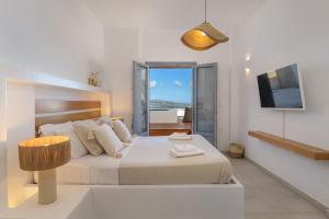TV a/nebo společenská místnost v ubytování Oneiro Luxury Suites-Adults Only