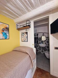 1 dormitorio con 1 cama y baño con lavamanos en LEONARDO Loft NAPLES en Nápoles