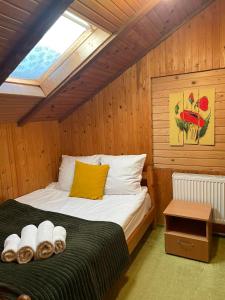 ein Schlafzimmer mit einem Bett in einem Zimmer mit einem Fenster in der Unterkunft Вілла Розмарія in Jaremtsche
