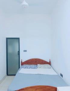 マウントラビニアにあるPapura Wattarappala Midlandのベッドルーム1室(青いライト付きの大型ベッド1台付)