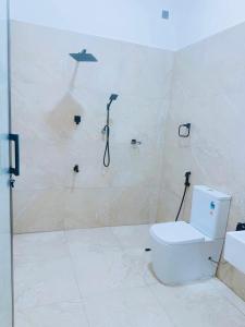 マウントラビニアにあるPapura Wattarappala Midlandのバスルーム(シャワー、トイレ付)