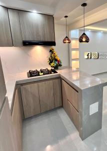 a kitchen with wooden cabinets and a counter top at Encantador Apto Con Aire in Neiva