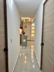 korytarz prowadzący do kuchni w domu w obiekcie Encantador Apto Con Aire w mieście Neiva