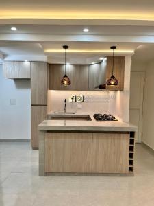a large kitchen with a sink and a stove at Encantador Apto Con Aire in Neiva