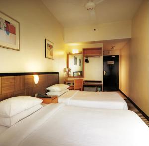 une chambre d'hôtel avec deux lits et une cuisine dans l'établissement First World Hotel, à Genting Highlands