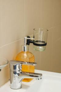 门多萨Acacia的玻璃杯放在柜台上的搅拌机