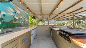 una cocina al aire libre con encimera y fregadero en Coral Casa just one block from the beach, en Stella