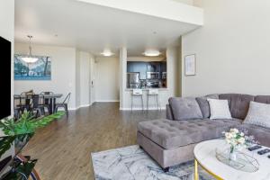 uma sala de estar com um sofá e uma mesa em Modern 2bedroom Apartment with Pool em Los Angeles