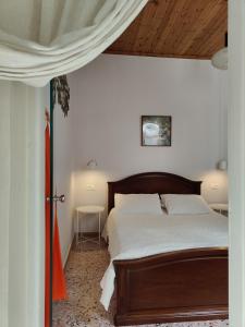A bed or beds in a room at Mid century character house in Argostoli