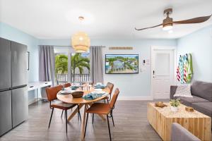 eine Küche und ein Wohnzimmer mit einem Tisch und Stühlen in der Unterkunft The Beachy Keen - U in Siesta Key