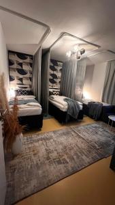 Essen的住宿－Kumpel Quartier-，一间带两张床和一张沙发的客厅
