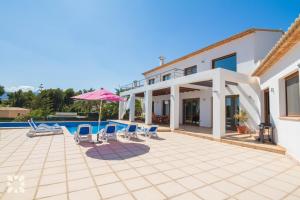 Bazén v ubytování Villa Fustera by Abahana Villas nebo v jeho okolí
