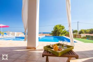 Bazén v ubytování Villa Fustera by Abahana Villas nebo v jeho okolí