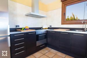 Kuchyň nebo kuchyňský kout v ubytování Villa Fustera by Abahana Villas