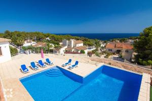 Bazén v ubytování Villa Fustera by Abahana Villas nebo v jeho okolí