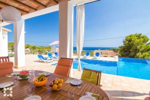Bazén v ubytování Villa Fustera by Abahana Villas nebo v jeho okolí
