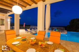 Bazén v ubytování Villa Fustera by Abahana Villas nebo v jeho okolí + 20 fotografií