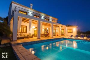 Bazén v ubytování Villa Fustera by Abahana Villas nebo v jeho okolí
