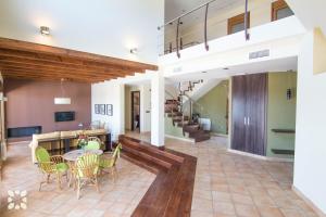 Posezení v ubytování Villa Fustera by Abahana Villas