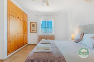 アルカウシンにあるVilla Mirador - Lovely villa in Alcaucínの大きなベッドと窓のある寝室 +24枚の写真