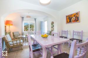 Posezení v ubytování Villa Geminis by Abahana Villas