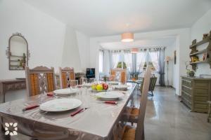 Posezení v ubytování Villa Geminis by Abahana Villas