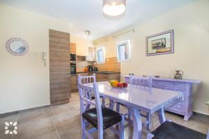 Kuchyň nebo kuchyňský kout v ubytování Villa Geminis by Abahana Villas