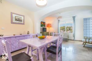 Posezení v ubytování Villa Geminis by Abahana Villas