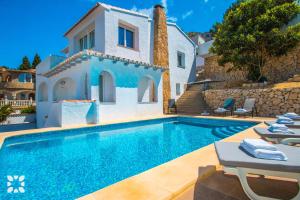 Bazén v ubytování Villa Geminis by Abahana Villas nebo v jeho okolí