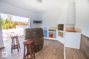 Kuchyň nebo kuchyňský kout v ubytování Villa Geminis by Abahana Villas