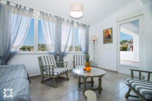 Posezení v ubytování Villa Geminis by Abahana Villas