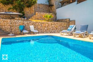 Bazén v ubytování Villa Geminis by Abahana Villas nebo v jeho okolí