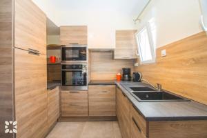 Kuchyň nebo kuchyňský kout v ubytování Villa Geminis by Abahana Villas