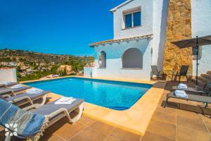 Bazén v ubytování Villa Geminis by Abahana Villas nebo v jeho okolí