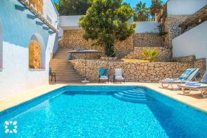 Bazén v ubytování Villa Geminis by Abahana Villas nebo v jeho okolí