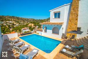 Bazén v ubytování Villa Geminis by Abahana Villas nebo v jeho okolí