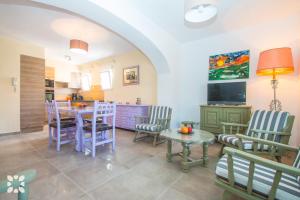 TV a/nebo společenská místnost v ubytování Villa Geminis by Abahana Villas