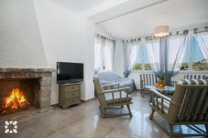 TV a/nebo společenská místnost v ubytování Villa Geminis by Abahana Villas