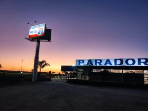 a sign for a parking lot in front of a parlor at HOTEL PARADOR 9 in San Marcos